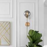 LunaGlow – Wandlamp met glazen bol in rookglas en goud