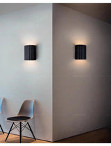 Nara – Minimalistische Wandlamp met Verticale Ribbelstructuur