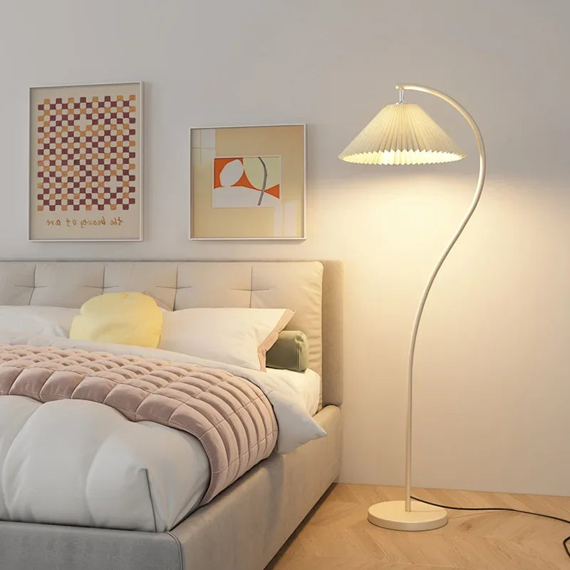 Modern Fold – Stoffen LED Vloerlamp met geplooid design