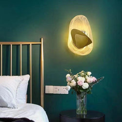 Moderne wandlamp met glazen kap