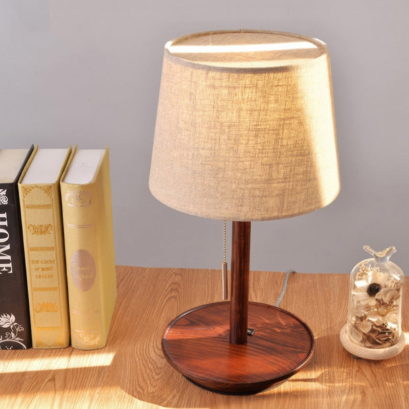 Gentle Glow – Tafellamp in walnoothout met zachte stoffen kap