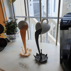 MugSplass – Schenkende Koffiekop Skulptuur van Kunstharz