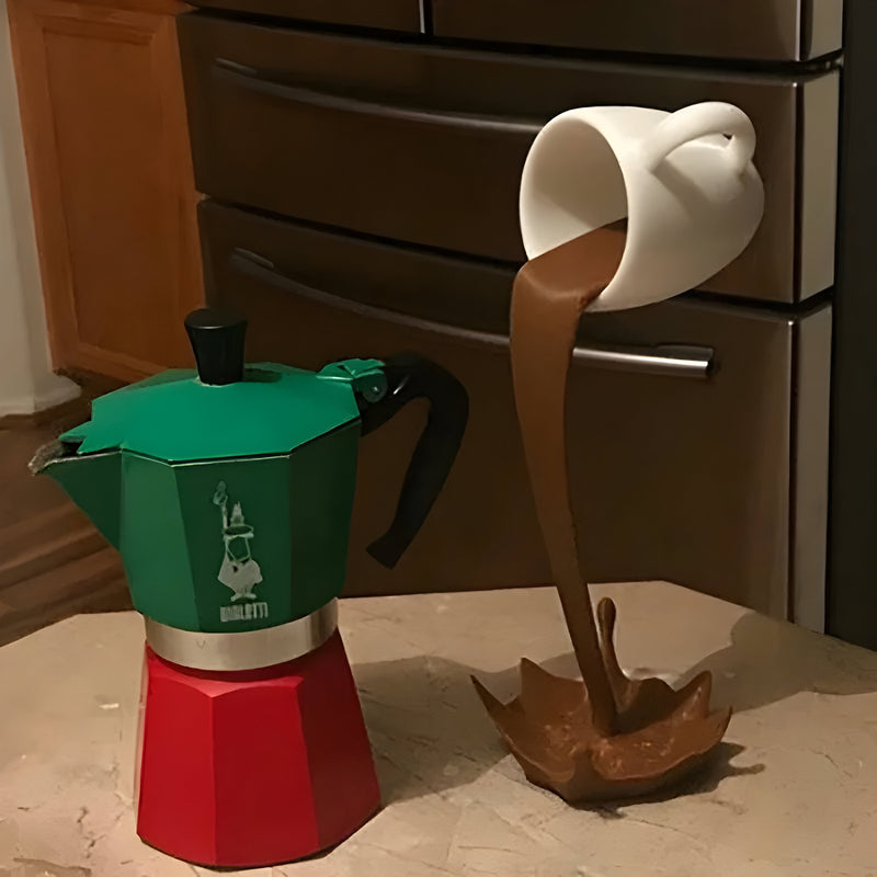 MugSplass – Schenkende Koffiekop Skulptuur van Kunstharz