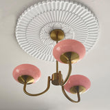 Pink Glow – Plafondlamp met gouden afwerking en roze glazen kappen