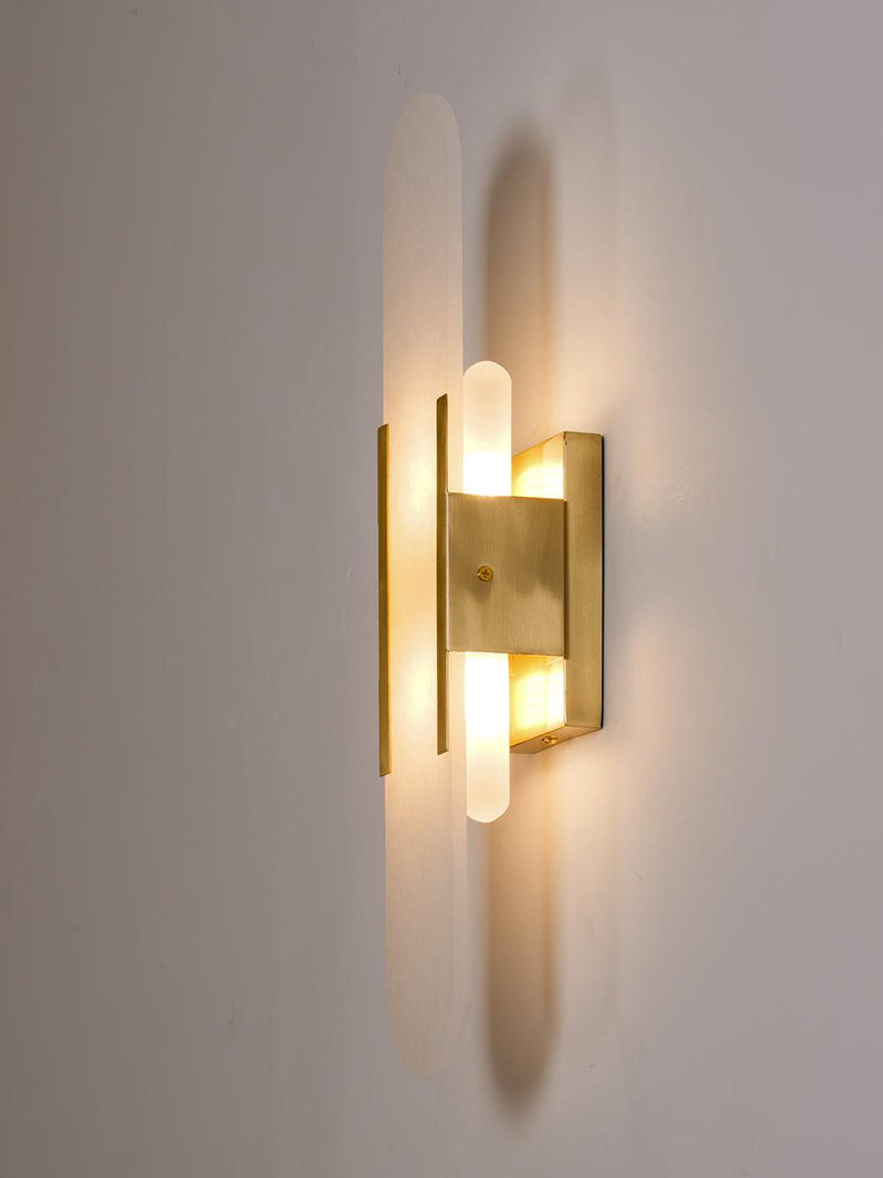 Melange Elongated – Wandlamp van albast met messing detail