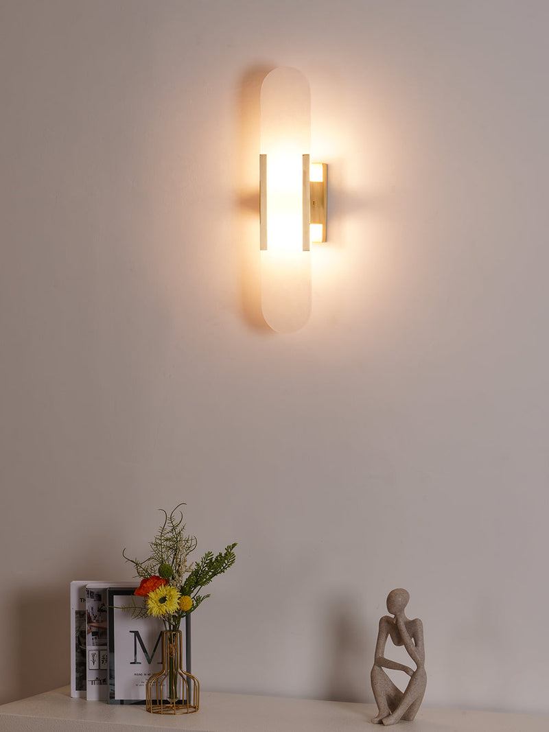 Melange Elongated – Wandlamp van albast met messing detail
