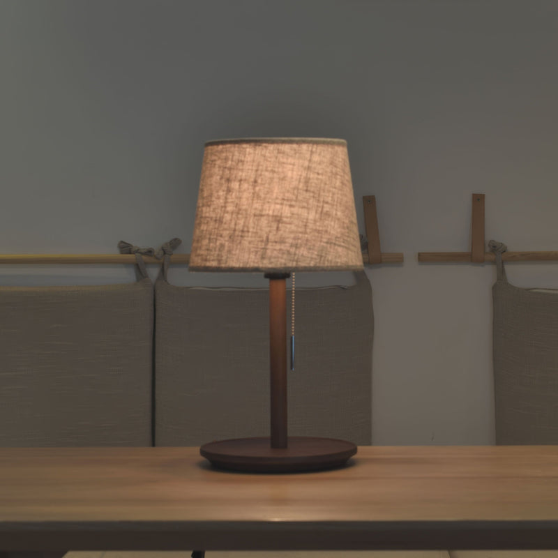 Gentle Glow – Tafellamp in walnoothout met zachte stoffen kap