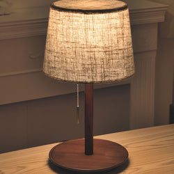 Gentle Glow – Tafellamp in walnoothout met zachte stoffen kap