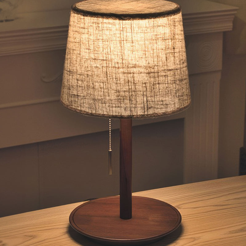 Gentle Glow – Tafellamp in walnoothout met zachte stoffen kap