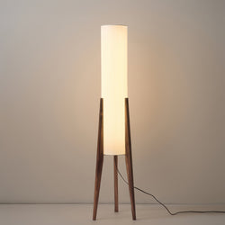 Walnut Vloerlamp – Warme Gloed in Walnoot en Bernstein