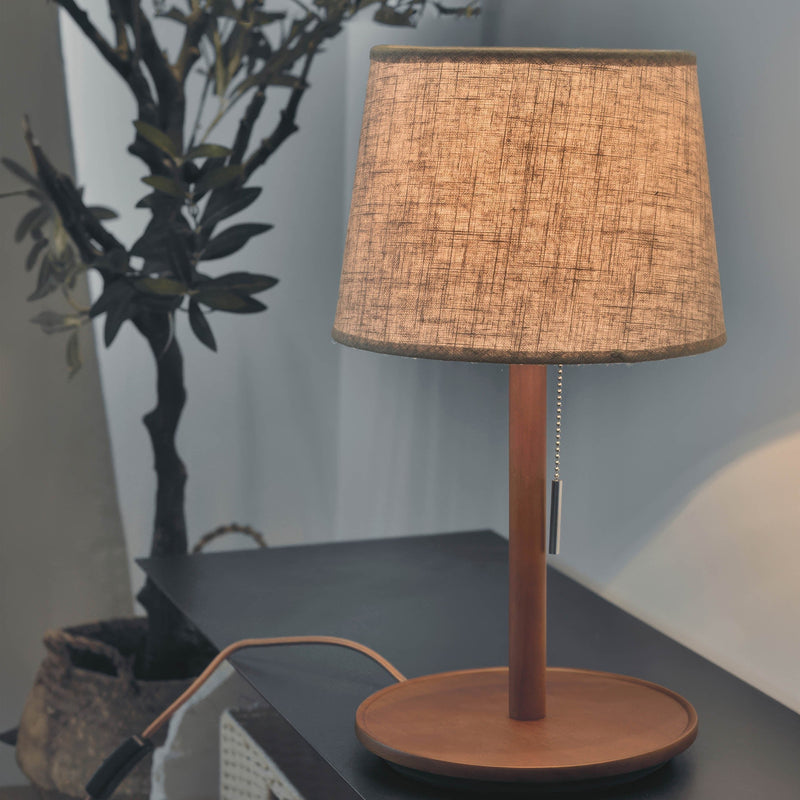 Gentle Glow – Tafellamp in walnoothout met zachte stoffen kap