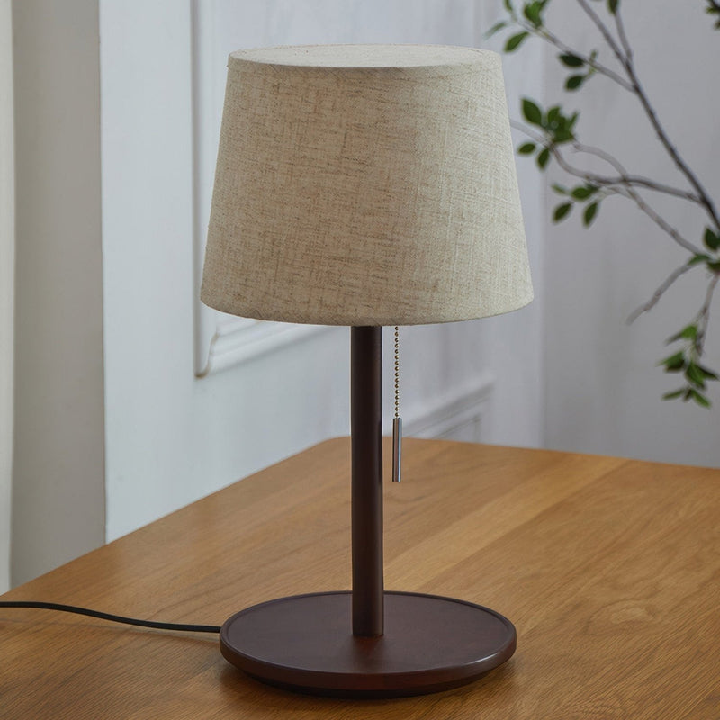 Gentle Glow – Tafellamp in walnoothout met zachte stoffen kap