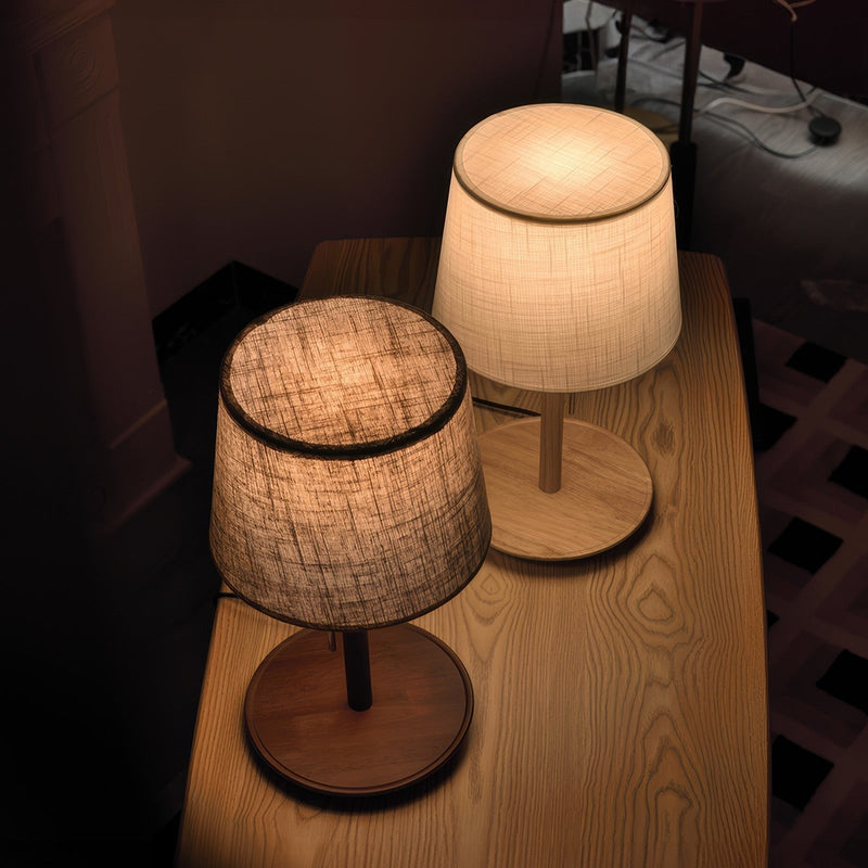 Gentle Glow – Tafellamp in walnoothout met zachte stoffen kap