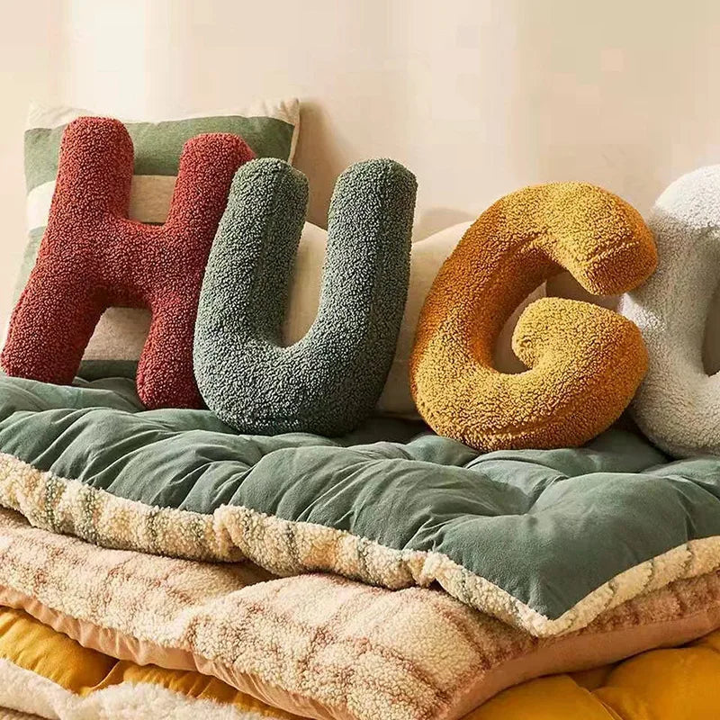 Alfabet Sofa Kussen – Speelse Typografie met Stijl