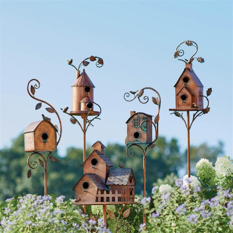 Nara – Artistiek Metalen Vogelhuisje op Steker