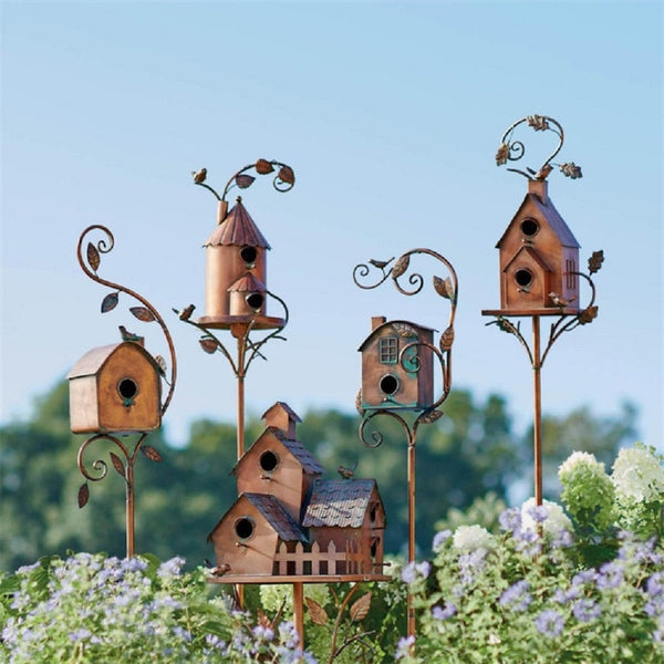 Nara – Artistiek Metalen Vogelhuisje op Steker