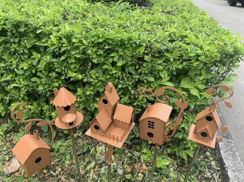 Nara – Artistiek Metalen Vogelhuisje op Steker
