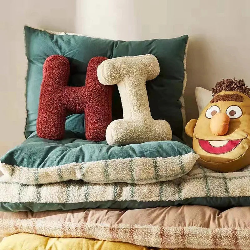 Alfabet Sofa Kussen – Speelse Typografie met Stijl
