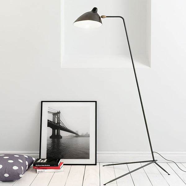 Mouille Triarm – Sculpturale Designvloerlamp met Dynamisch Karakter