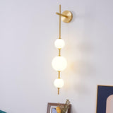 GlobeGlow – Verticale wandlamp met glazen bollen in modern design