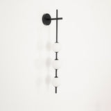 GlobeGlow – Verticale wandlamp met glazen bollen in modern design