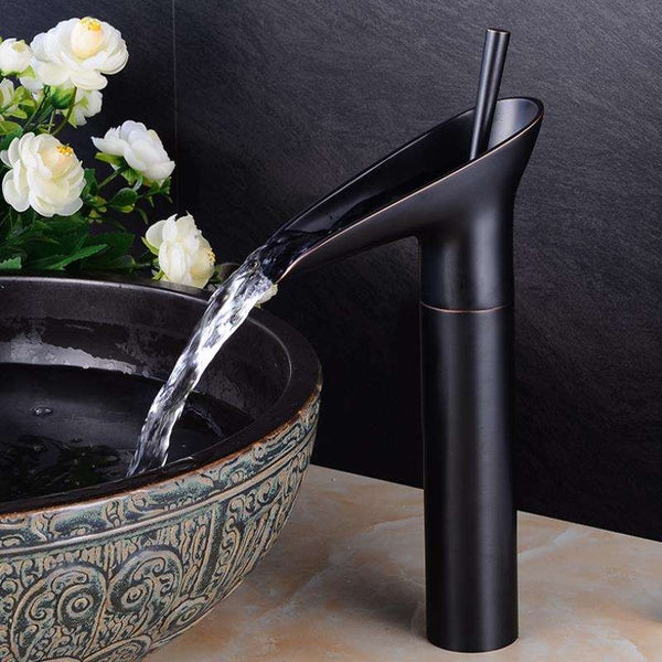 Antieke Waterval Kraan – Rustgevende Luxe met Klassieke Uitstraling