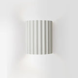 Nara – Minimalistische Wandlamp met Verticale Ribbelstructuur