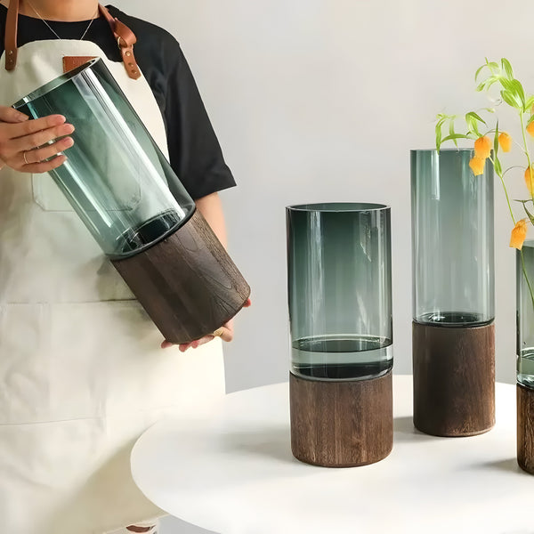 TranquilBloom – Glazen Tafelvaas op Houten Voet